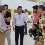 El presidente Mazón y el conseller de Sanitat, Marciano Gómez, han acudido a La Fe, junto al concejal de Bomberos, Juan Carlos Caballero