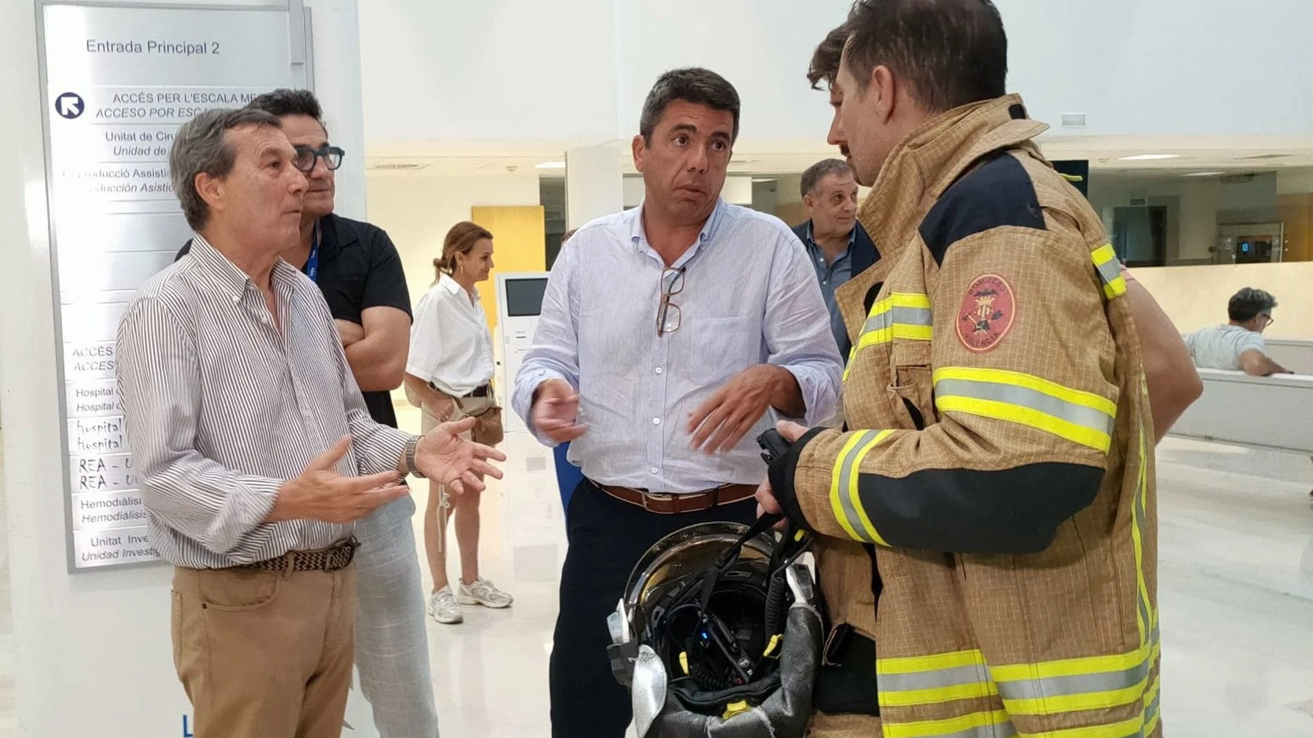 Sucesos.- Realojados en el Clínico los pacientes de la planta de Psiquiatría de La Fe afectados por el incendio