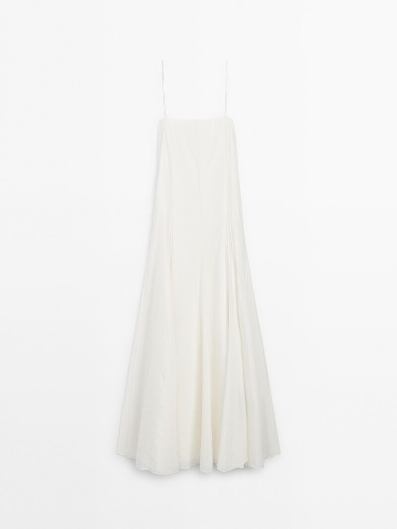 Vestido blanco de caída relajada.
