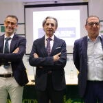 El Servicio de Estudios Económicos de Castilla y León presenta el Observatorio Económico de Zamora del primer trimestre de 2025 y las perspectivas. Intervienen el director de EcovaEstudios, Juan Carlos de Margarida; el delegado de Ecova en Zamora, Raúl Zurrón, y el director de Comunicación y Relaciones Institucionales de Caja Rural de Zamora, Narciso Prieto