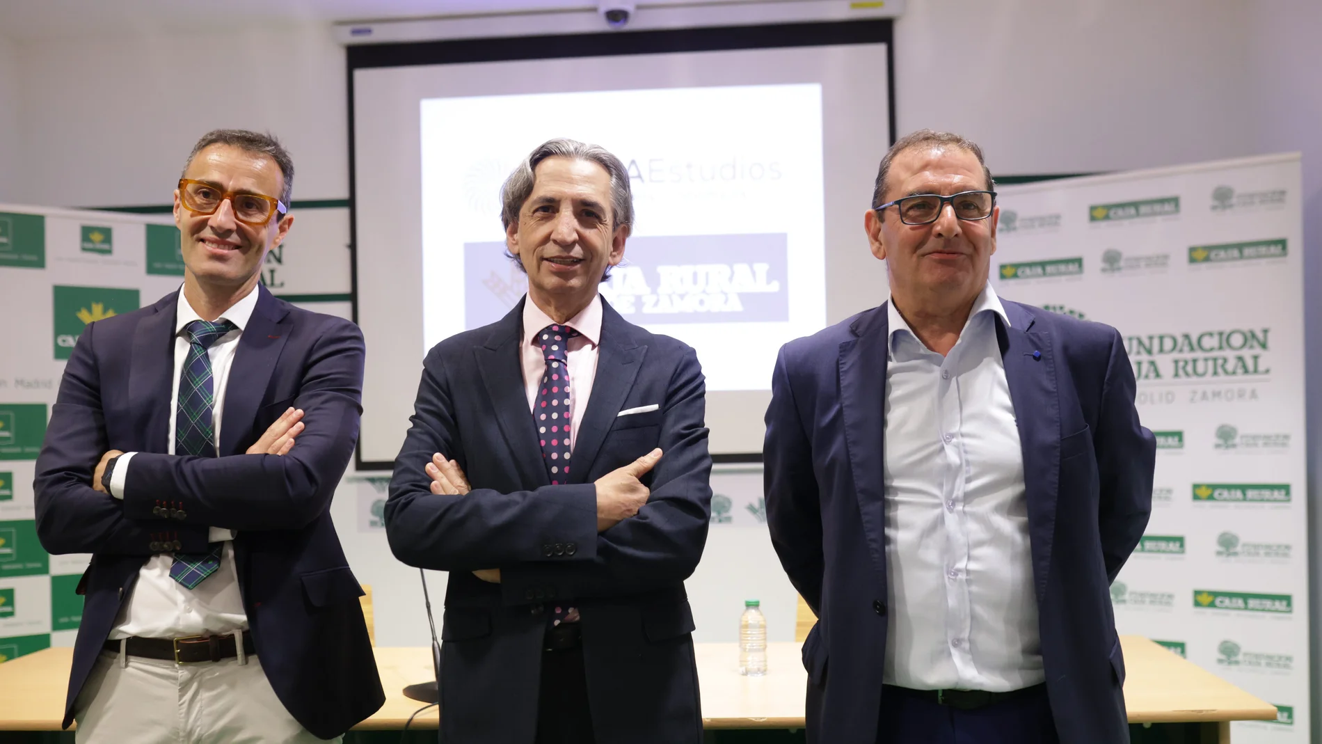 El Servicio de Estudios Económicos de Castilla y León presenta el Observatorio Económico de Zamora del primer trimestre de 2025 y las perspectivas. Intervienen el director de EcovaEstudios, Juan Carlos de Margarida; el delegado de Ecova en Zamora, Raúl Zurrón, y el director de Comunicación y Relaciones Institucionales de Caja Rural de Zamora, Narciso Prieto