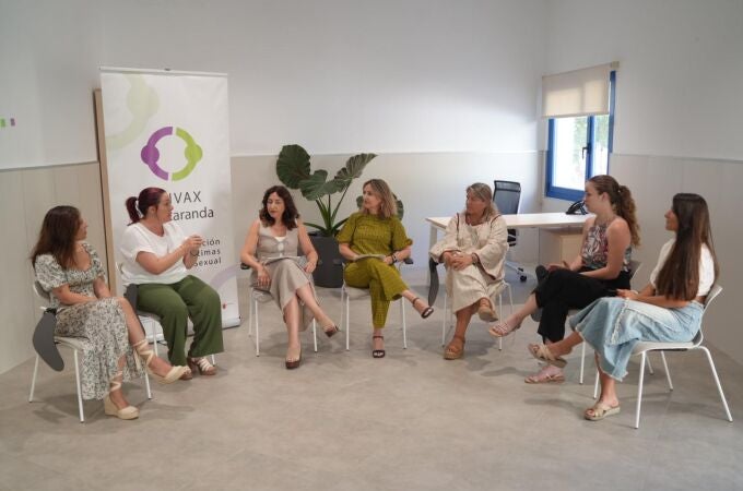 La consejera Conchita Ruiz en la reunión en CAIVAX