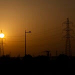 Imagen de torres de alta tensión eléctricas al amanecer en Madrid.