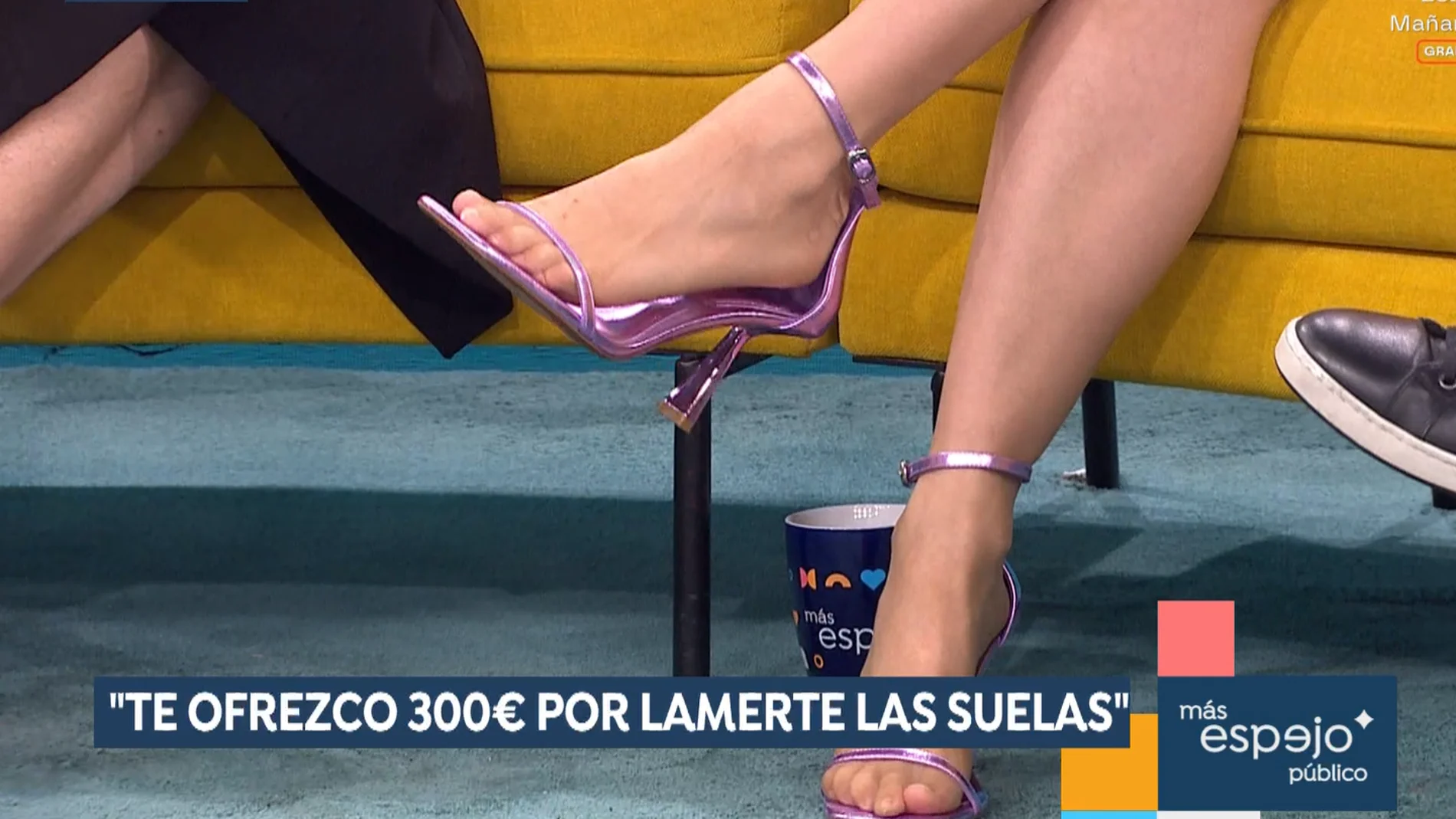 Ofrecen 300 € a una trabajadora de 'Espejo Público' por dejar lamerse la suela de los pies
