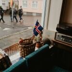 Bandera de Islandia en una cafetería