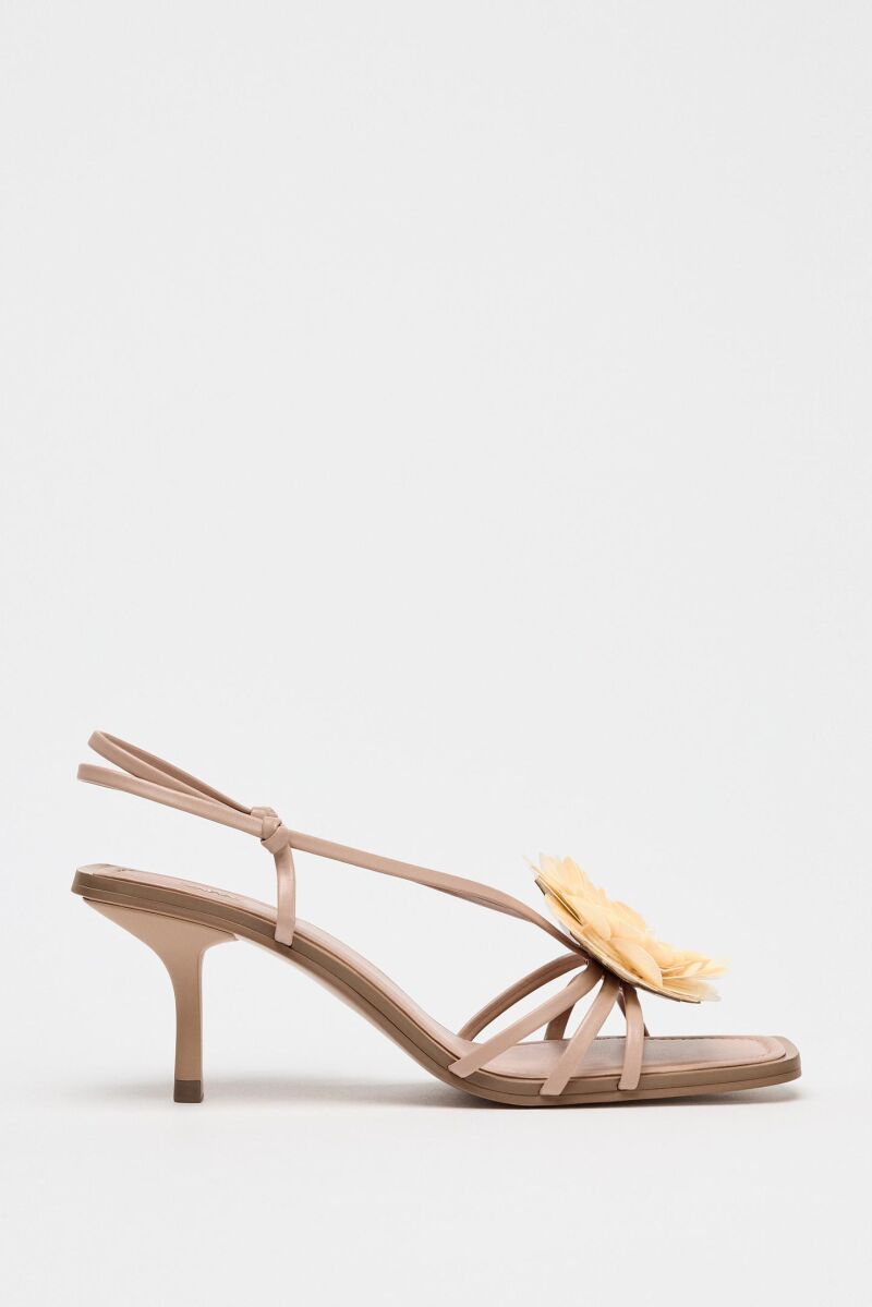 Sandalias de tacón en nude.