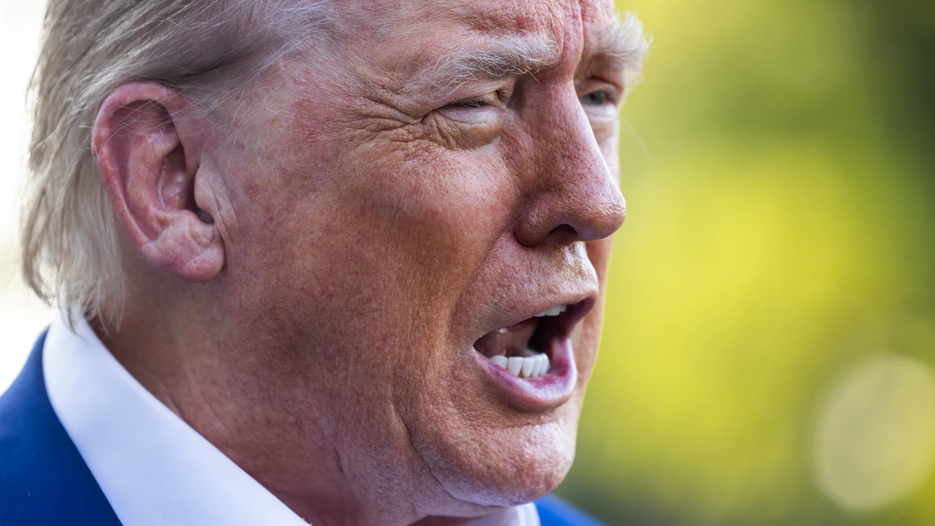 WASHINGTON (United States), 24/06/2025.- US President Donald Trump speaks to the media as he departs the White House for the NATO leaders summit, in Washington, DC, USA, 24 June 2025. The president answered questions about accusations of ceasefire violations in the Iran-Israel conflict. EFE/EPA/JIM LO SCALZO