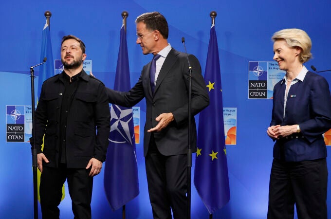 El secretario general de la OTAN, Mark Rutte, junto al presidente de la Comisión Europea, Ursula von der Leyen, y la presidenta de Ucrania, Volodimir Zelenski