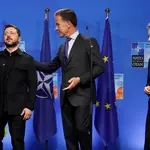 El secretario general de la OTAN, Mark Rutte, junto al presidente de la Comisión Europea, Ursula von der Leyen, y la presidenta de Ucrania, Volodimir Zelenski