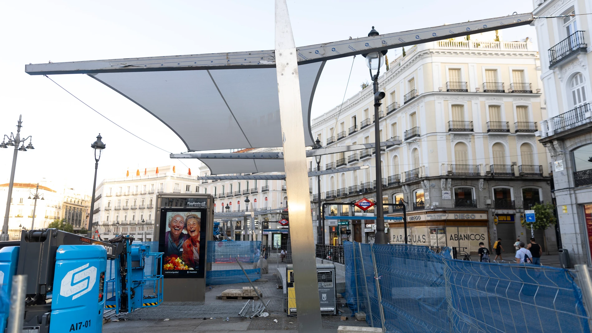 Instalación de toldos en la Puerta del Sol para generar sombras por la exposición solar en la misma.