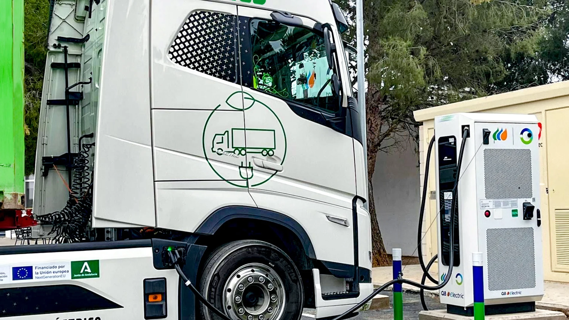 Punto de recarga de camiones eléctricos. REMITIDA / HANDOUT por IBERDROLA. Fotografía remitida a medios de comunicación exclusivamente para ilustrar la noticia a la que hace referencia la imagen, y citando la procedencia de la imagen en la firma 24/06/2025