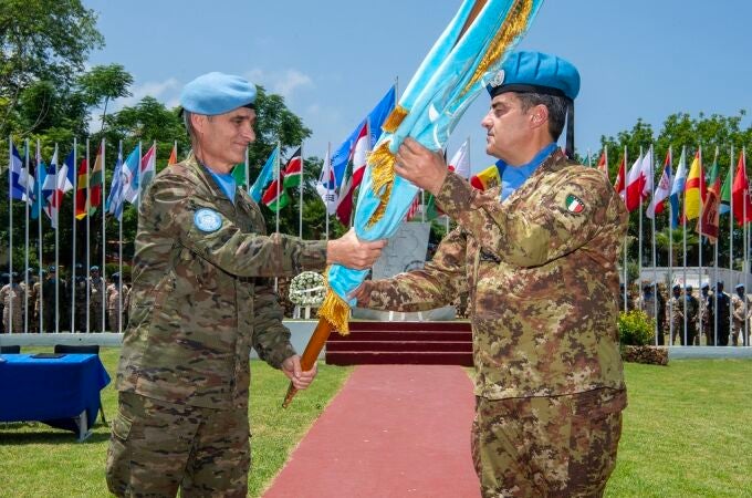 El teniente general Aroldo Lázaro entrega el guión de la misión al general Diodato Abagnara.