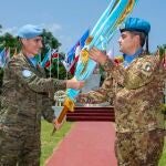 El teniente general Aroldo Lázaro entrega el guión de la misión al general Diodato Abagnara.