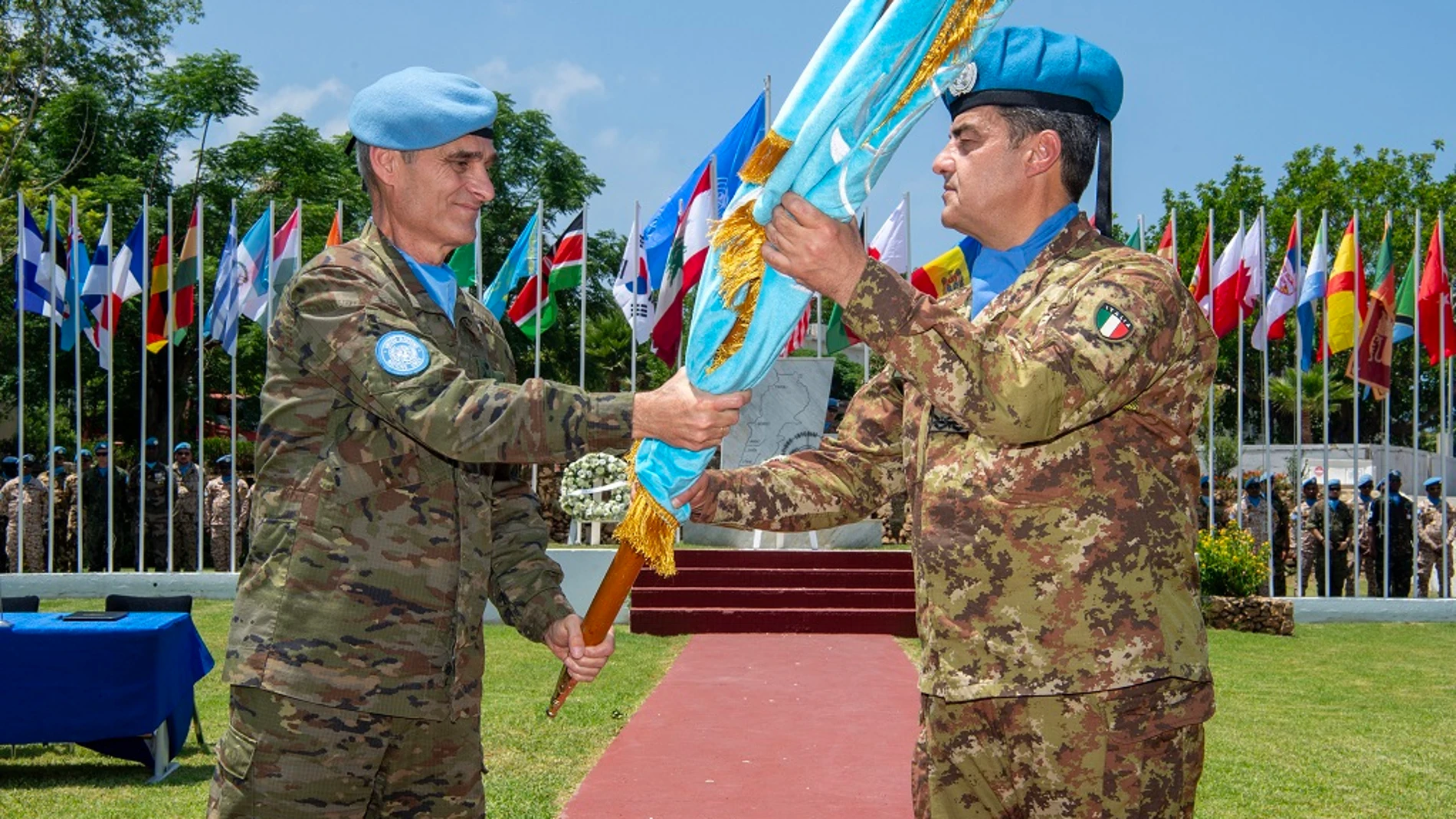 El teniente general Aroldo Lázaro entrega el guión de la misión al general Diodato Abagnara.
