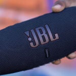 El JBL Charge 5 es ideal para exteriores, interiores, fiestas, viajes o simplemente escuchar bien en casa