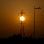 Imagen de torres de alta tensión eléctricas al amanecer en Madrid.