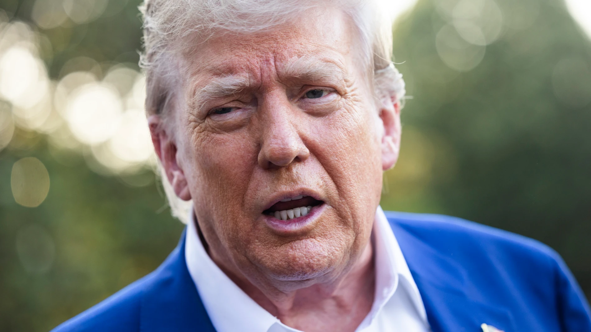 WASHINGTON (United States), 24/06/2025.- US President Donald Trump speaks to the media as he departs the White House for the NATO leaders summit, in Washington, DC, USA, 24 June 2025. The president answered questions about accusations of ceasefire violations in the Iran-Israel conflict. EFE/EPA/JIM LO SCALZO