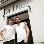 Los jóvenes emprendedores en la puerta de La Diez