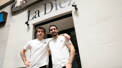 Los jóvenes emprendedores en la puerta de La Diez