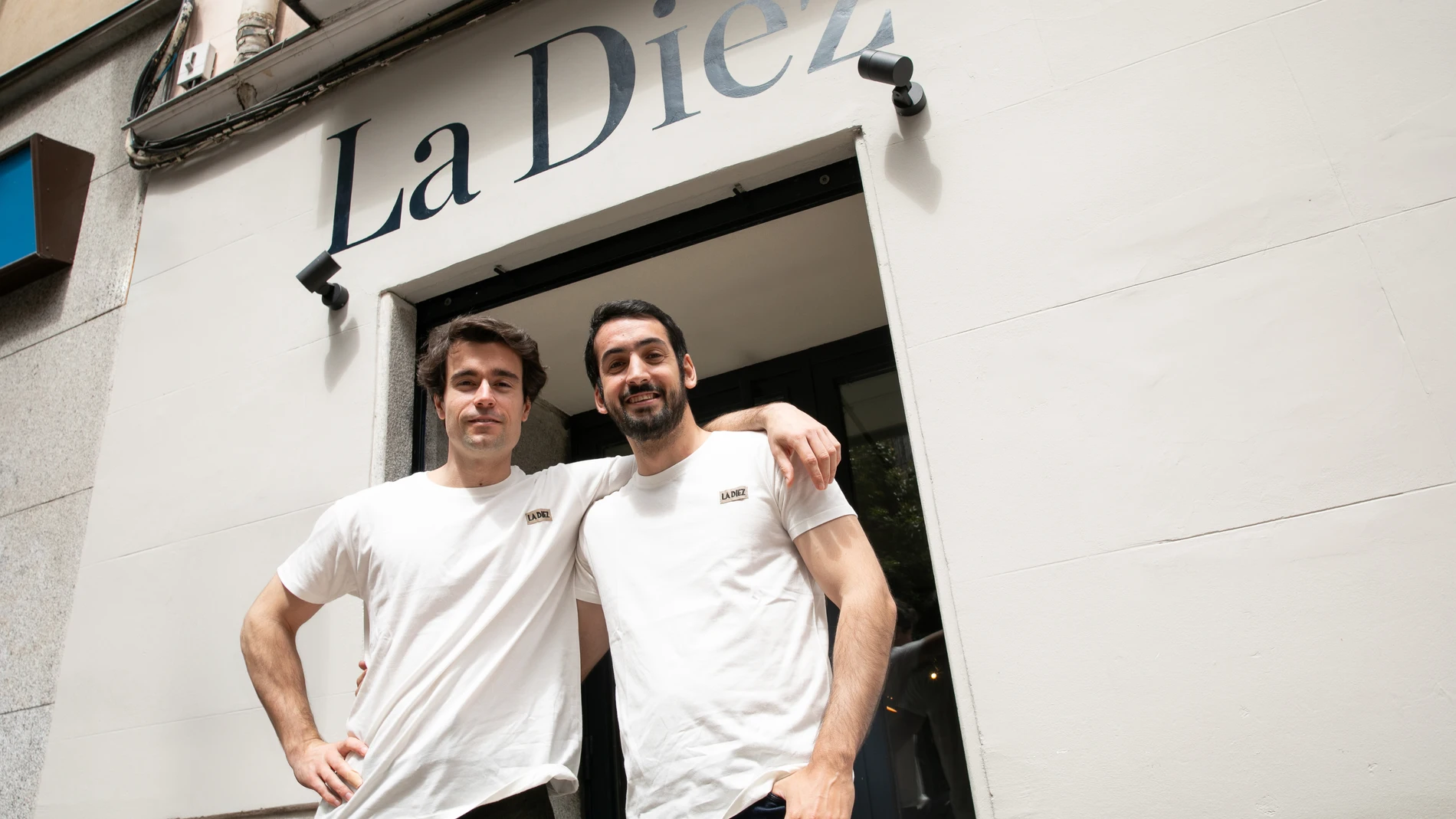 Los jóvenes emprendedores en la puerta de La Diez