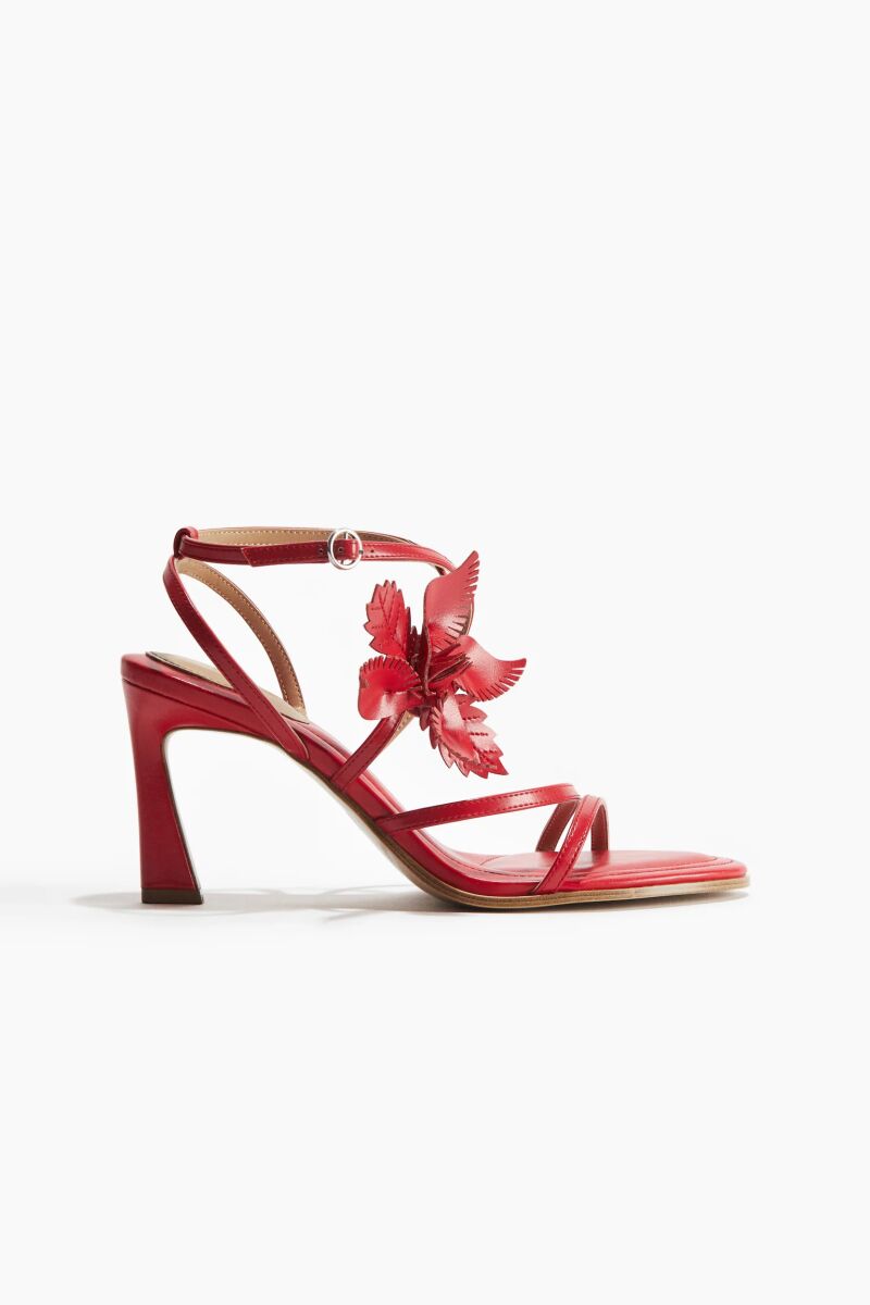 Sandalias de tacón en rojo.