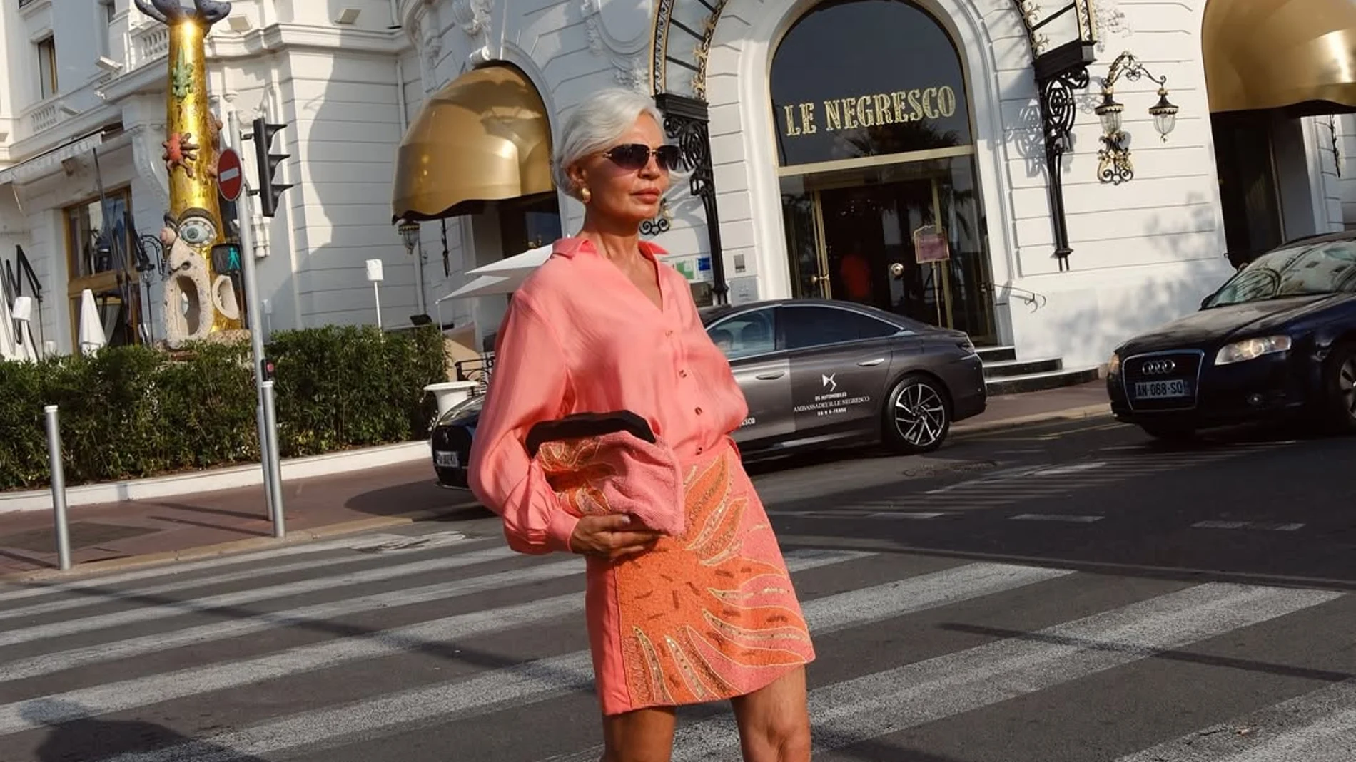 Influencer con look veraniego perfecto para la oficina.