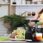 El truco para zumos más nutritivos y sin espuma: esta licuadora con función inversa por fin rebajada