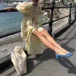 Influencer con bailarinas.