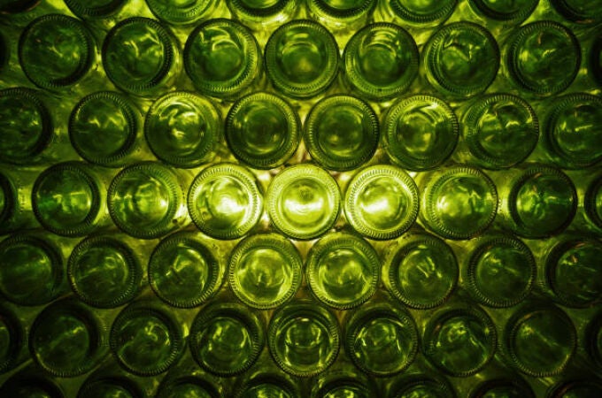Un estudio reciente revela que las botellas de vidrio contienen más microplásticos que las de plástico