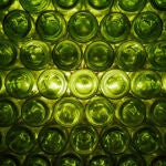 Un estudio reciente revela que las botellas de vidrio contienen más microplásticos que las de plástico