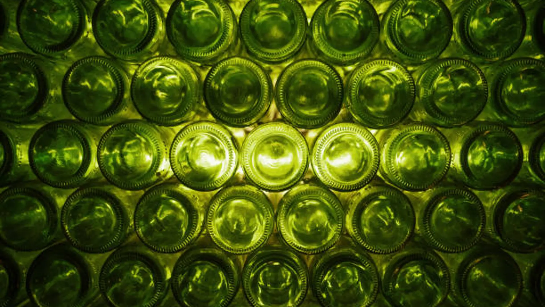 Un estudio reciente revela que las botellas de vidrio contienen más microplásticos que las de plástico