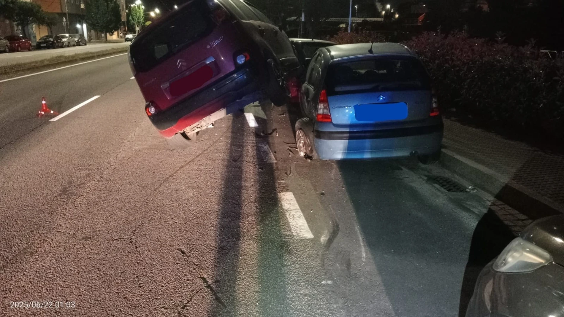 Imagen del vehículo tras el accidente. REMITIDA / HANDOUT por AYUNTAMIENTO DE PONTEVEDRA Fotografía remitida a medios de comunicación exclusivamente para ilustrar la noticia a la que hace referencia la imagen, y citando la procedencia de la imagen en la firma 24/06/2025