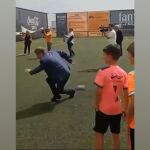Tropezón en un campo de fútbol de Emiliano García-Page.