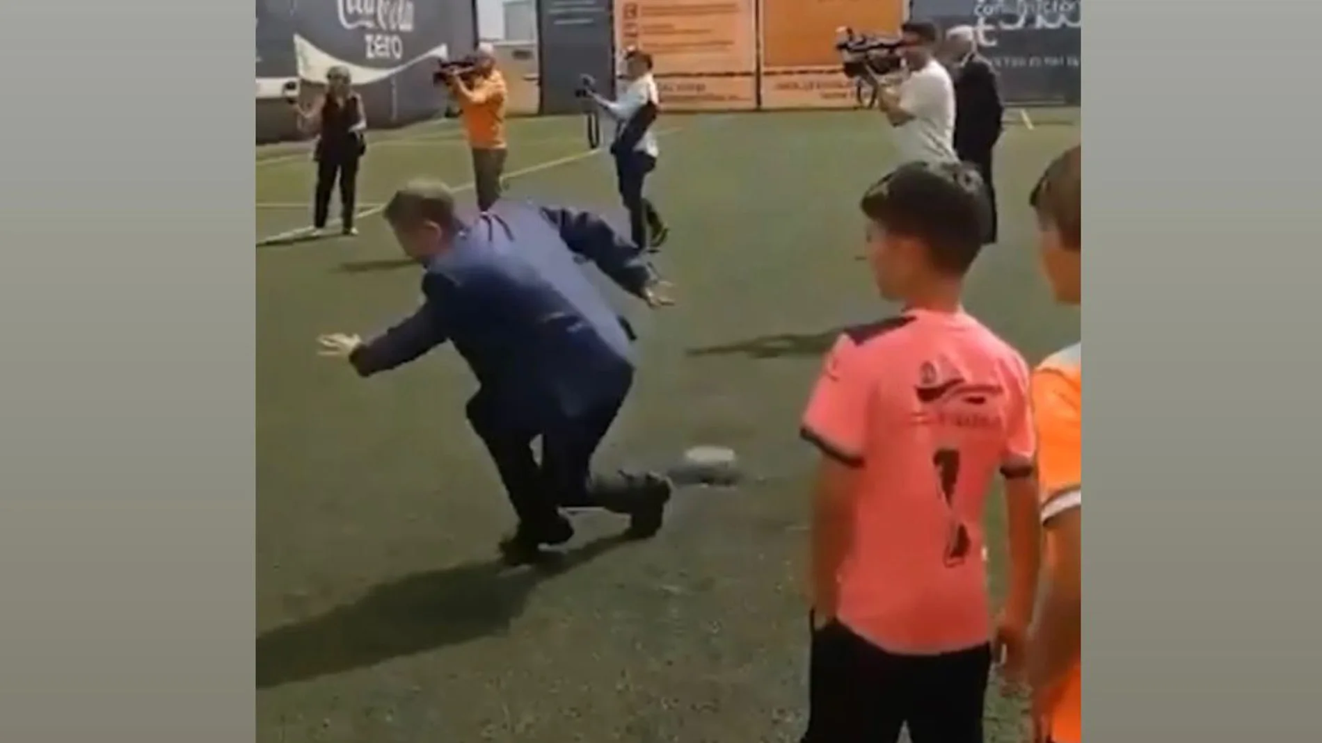 Tropezón en un campo de fútbol de Emiliano García-Page.