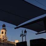 Instalación de toldos en la Puerta del Sol para generar sombras por la exposición solar en la misma.
