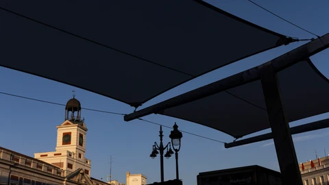 Instalación de toldos en la Puerta del Sol para generar sombras por la exposición solar en la misma.