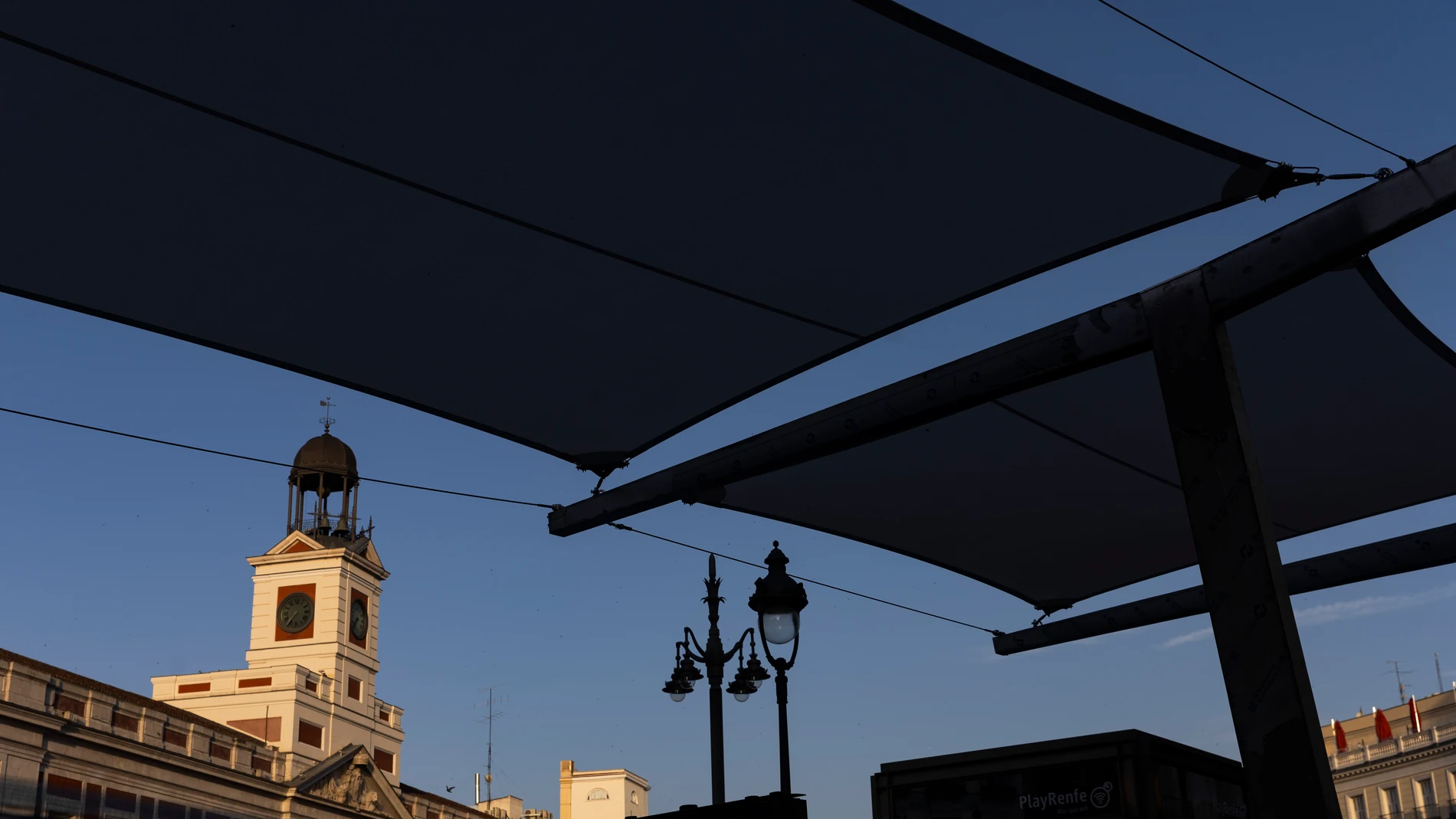 Instalación de toldos en la Puerta del Sol para generar sombras por la exposición solar en la misma.