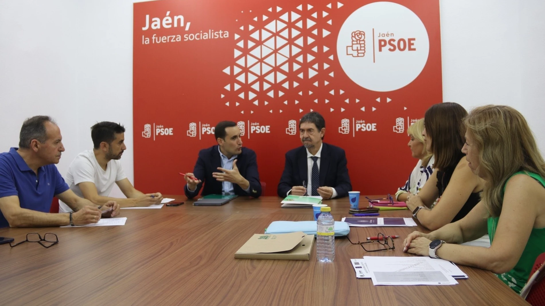 Reunión con representantes de la asociación Dires. REMITIDA / HANDOUT por PSOE DE JAÉN Fotografía remitida a medios de comunicación exclusivamente para ilustrar la noticia a la que hace referencia la imagen, y citando la procedencia de la imagen en la firma 24/06/2025