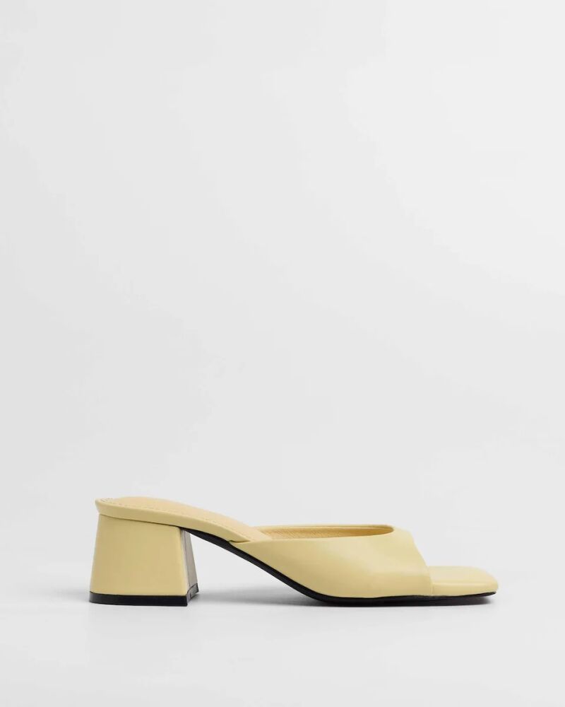 Sandalias de tacón sensato.