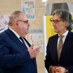 El consejero de Sanidad, Alejandro Vázquez, conversa con el fiscal superior de Castilla y León, Santiago Mena, antes de la jornada