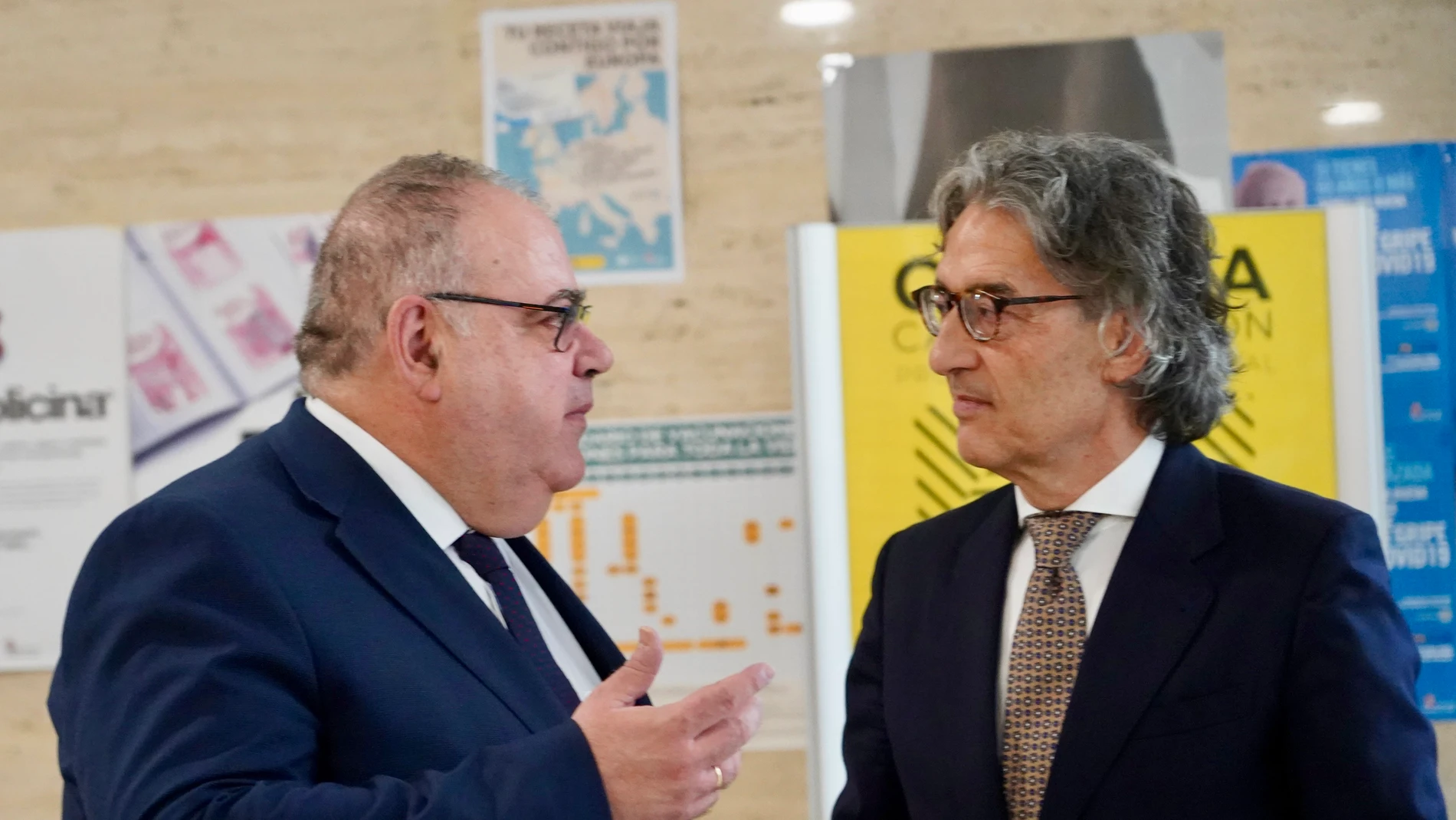 El consejero de Sanidad, Alejandro Vázquez, conversa con el fiscal superior de Castilla y León, Santiago Mena, antes de la jornada