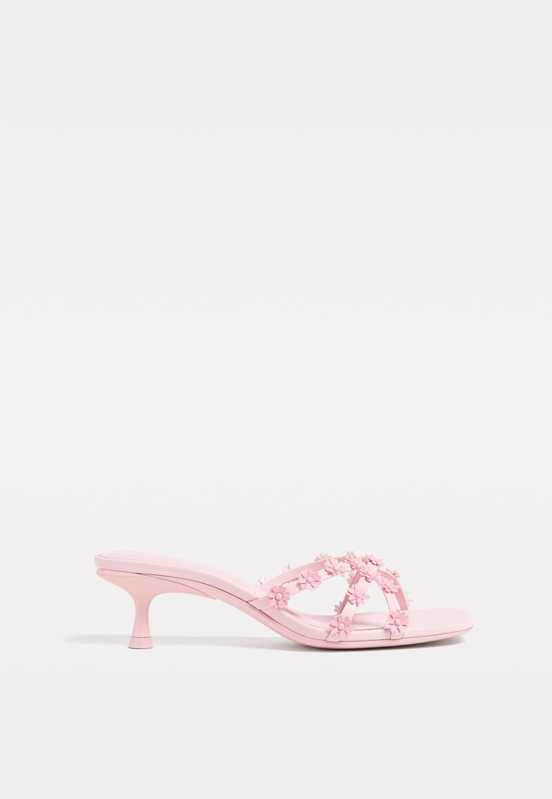 Sandalias de tacón sensato en rosa.