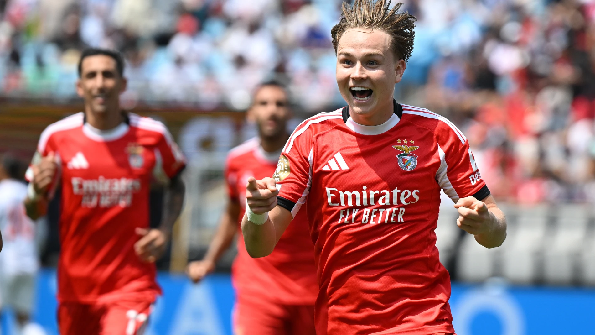 24 June 2025, US, Charlotte: Benfica's Andreas Schjelderup (R) celebrates his side's first goal of the game during the FIFA Club World Cup Group C soccer match between Sport Lisboa e Benfica and Bayern Munich at Hard Rock Stadium. Photo: Sven Hoppe/dpa 24/06/2025 ONLY FOR USE IN SPAIN