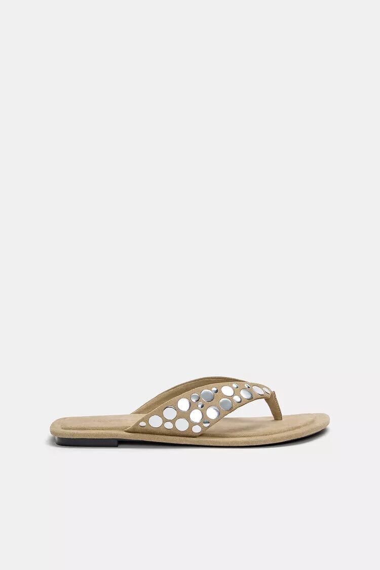 Chanclas con adornos.