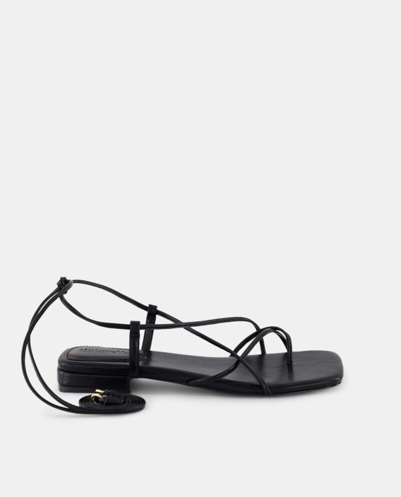 Sandalias planas en negro.