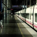Economía.- Renfe para la circulación de trenes de alta velocidad entre Madrid, Segovia, Valladolid y Gijón por incendio