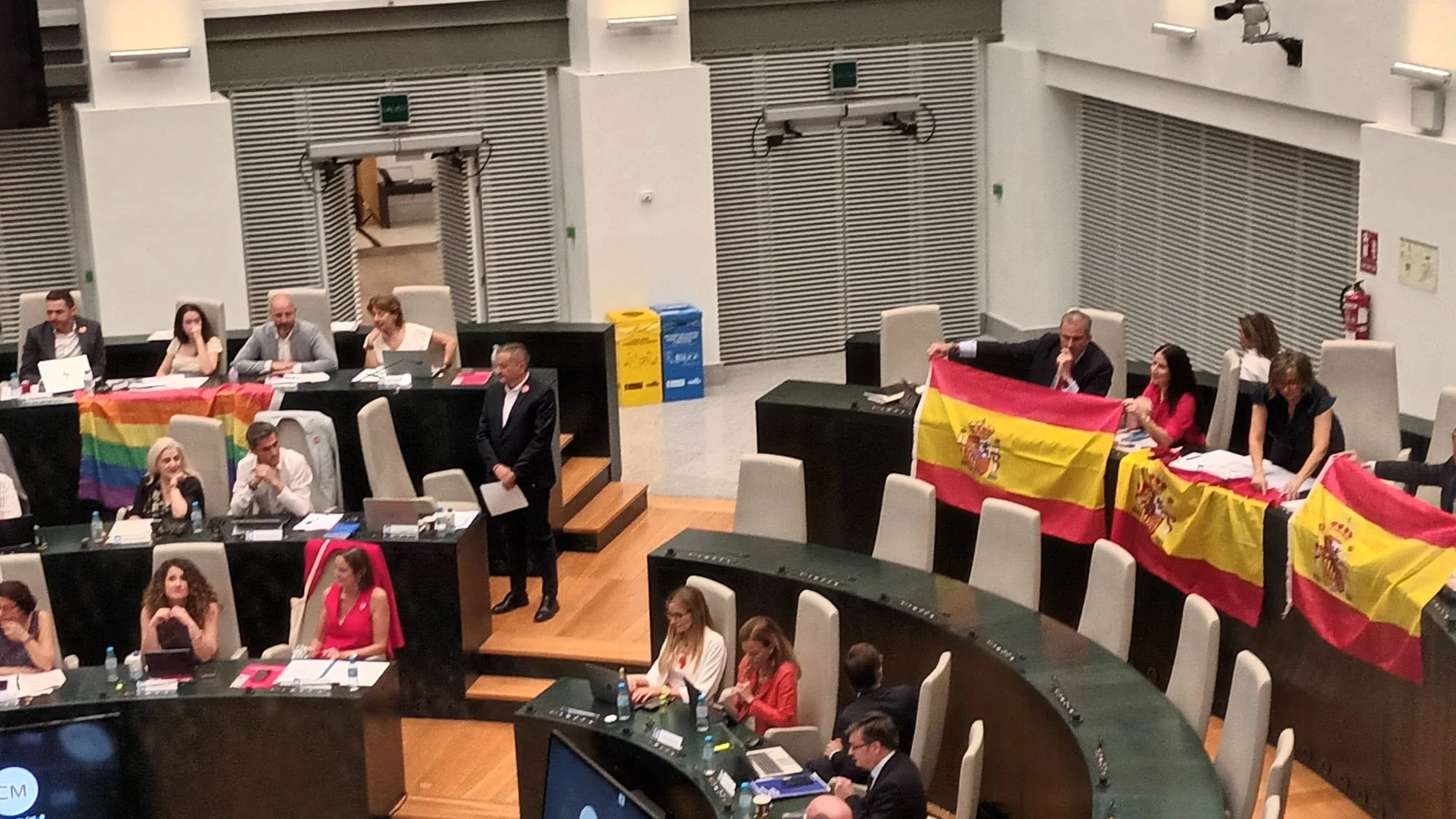 Guerra de banderas en el Pleno de Cibeles: Vox contesta con tres enseñas españolas a la arcoíris del PSOE EUROPA PRESS 24/06/2025