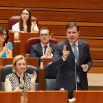 Mañueco interviene desde su escaño en las Cortes en presencia de Isabel Blanco, Gonzákez Gago o Ricardo Gavilanes