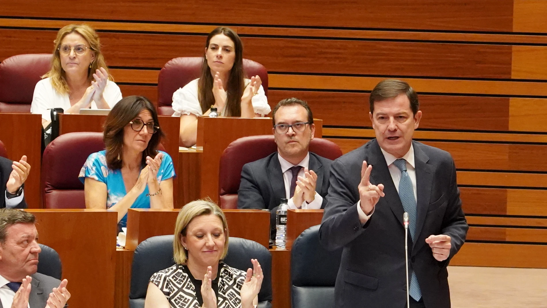 Mañueco interviene desde su escaño en las Cortes en presencia de Isabel Blanco, Gonzákez Gago o Ricardo Gavilanes