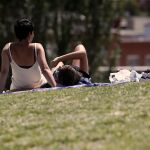 Unos jóvenes toman el sol en Madrid